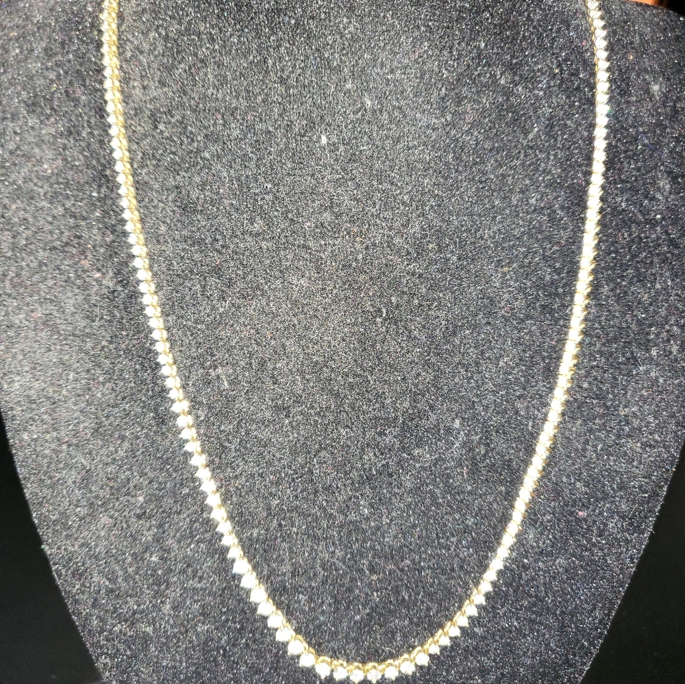 Graduated 5 1/2 Carat Natural Diamond Tennis Necklace In 14 Karat Yellow Gold